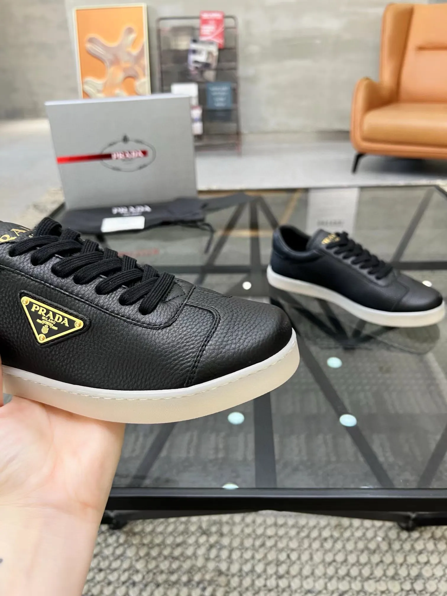 Factory price: 400💰Prada new men's leather sports shoes, the highest version on the market, any comparison is welcome🆚! The original leather has excellent texture and is super high-end! Fetal sheep net lining imported from Italy, removable pad! Luxurious materials and fine workmanship, highly recommended! Code number: 38-44, customized 45